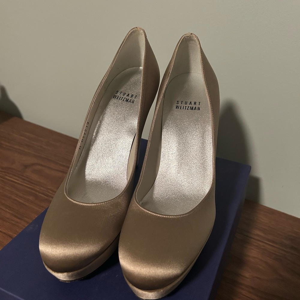 Stuart Weitzman Sz 7.5 closed toe heels
